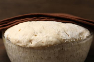 Masadaki cam kasede taze maya, yakın plan.