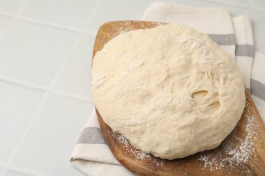 Hafif fayanslı masada taze maya hamuru, yakın plan. Metin için boşluk