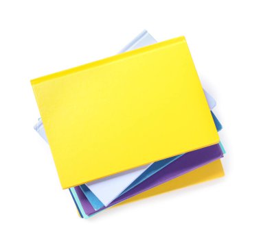 Ev ödevi. Üst görünümde izole edilmiş renkli defterler yığını