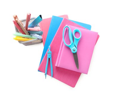 Ev ödevi. Renkli defterler yığını ve beyaz, üst görünümde izole edilmiş farklı sayfalar