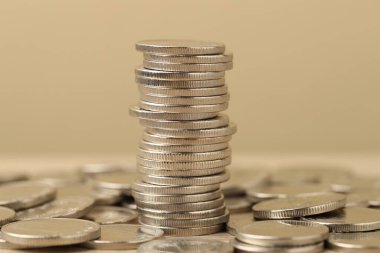 Masada bej arkaplana karşı bozuk para yığını, yakın plan