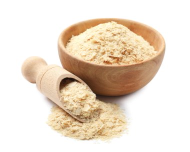 Kasede kuru maya taneleri ve beyaz arka planda kepçeler.