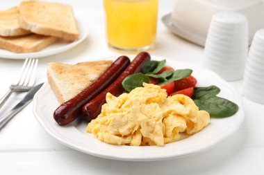 Lezzetli omlet ile lezzetli kahvaltı beyaz ahşap masada servis edilir, yakın plan.