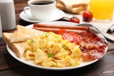 Lezzetli omletle nefis bir kahvaltı, ahşap masada servis edilir, yakın plan.