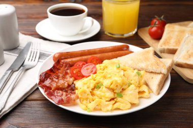 Lezzetli omletle nefis bir kahvaltı, ahşap masada servis edilir, yakın plan.