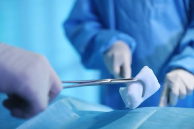 Tıbbi aletleri olan profesyonel cerrahlar ameliyathanede ameliyat yapıyorlar.