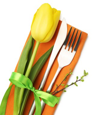 Paskalya kutlaması. Çiçek dekoru beyaz, üst görünümde izole edilmiş şenlik masası.