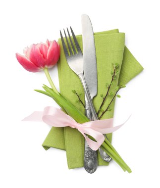 Paskalya kutlaması. Çiçek dekoru beyaz, üst görünümde izole edilmiş şenlik masası.