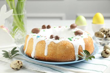 Lezzetli Paskalya pastası, tavşan figürü, bıldırcın ve boyanmış yumurta, yakın plan.