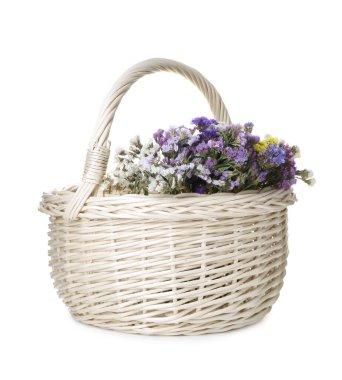 Beyaz tenli güzel çiçeklerle dolu bir sepet.