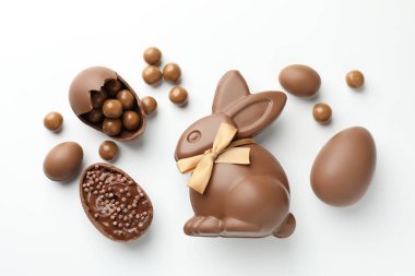 Beyaz arka planda çikolatalı Paskalya tavşanı ve yumurtalar.