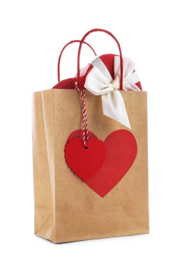 İçinde kalp ve hediye paketi olan kağıt torba beyaza izole edilmiş. Sevgililer Günü