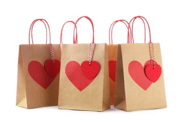 Kalpleri beyaza ayrılmış hediye paketleri. Sevgililer Günü