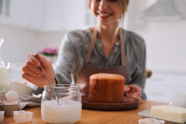 Genç bir kadın mutfakta geleneksel Paskalya pastası yapıyor, yakın plan.