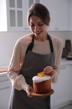 Mutfakta geleneksel paskalya pastası olan genç bir kadın.
