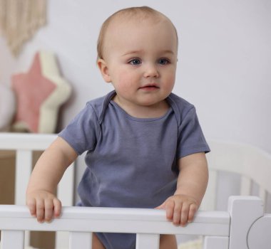 Evdeki beşiğinde küçük şirin bir bebek