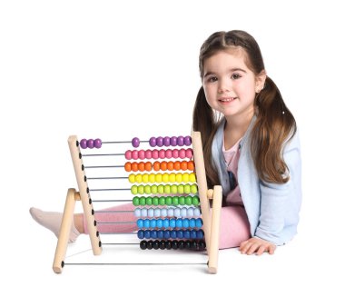 Beyaz arka planda abaküsü olan tatlı küçük kız.