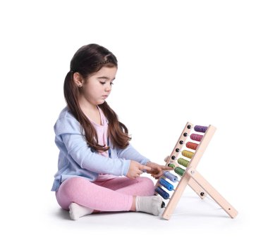 Beyaz arka planda abaküsü olan tatlı küçük kız.