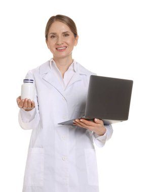 Beyaz arka planda tıbbi şişesi ve laptopu olan gülümseyen eczacı.