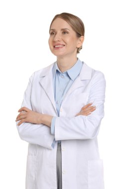 Beyaz arka planda çapraz kollu ceketli gülümseyen eczacı.