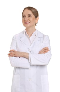 Beyaz arka planda çapraz kollu ceketli gülümseyen eczacı.