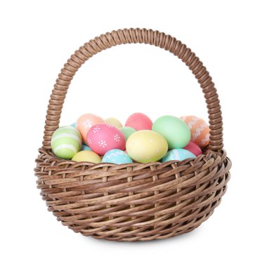 Beyaz üzerinde boyanmış Paskalya yumurtaları olan sepet.