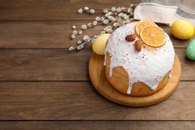 Güzel Paskalya pastası, yumurta ve söğüt ağacından bir masa. Metin için boşluk