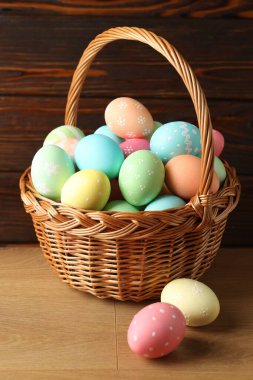 Tahta masadaki sepetteki güzel Paskalya yumurtaları