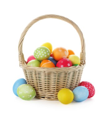 Paskalya sepeti beyaza boyanmış yumurtalar.