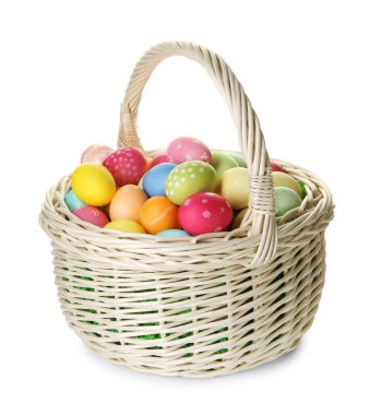 Hasır sepetteki boyanmış Paskalya yumurtaları beyaza izole edilmiş.