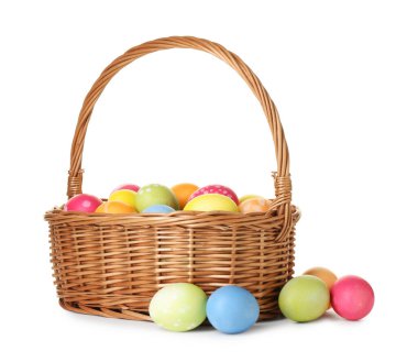 Hasır sepetteki boyanmış Paskalya yumurtaları beyaza izole edilmiş.