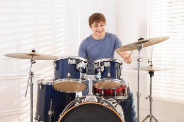 Davul çalan genç bir çocuk.