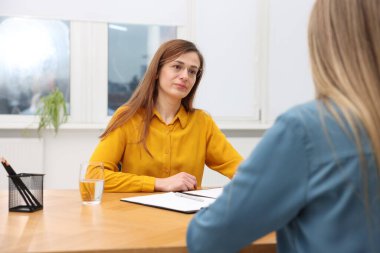 Aday ve adayın ofiste iş görüşmesi var.