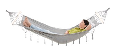 Beyaz arka planda hamakta dinlenen genç bir kadın.