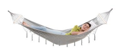 Beyaz arka planda hamakta dinlenen genç bir kadın.