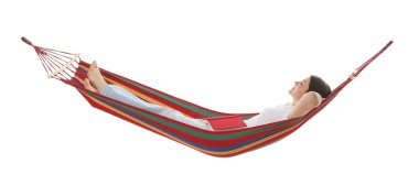 Kitabı beyaz arka planda, hamakta dinlenen genç bir kadın.