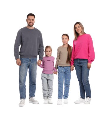 Beyaz arka planda mutlu aile portresi