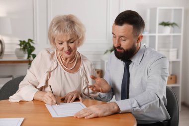 Tahta masadaki son vasiyet ve vasiyetname hakkında noter danışmanı.