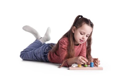 Beyaz arka planda istifleme ve sayma oyunlarıyla oynayan sevimli küçük kız.