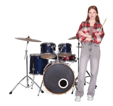 Beyaz arka planda bagetleri ve davulları olan genç bir kız.