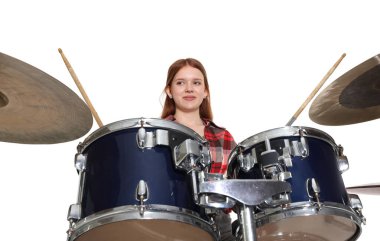 Beyaz arka planda bagetleri ve davulları olan genç bir kız.