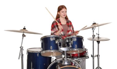 Beyaz arka planda bagetleri ve davulları olan genç bir kız.