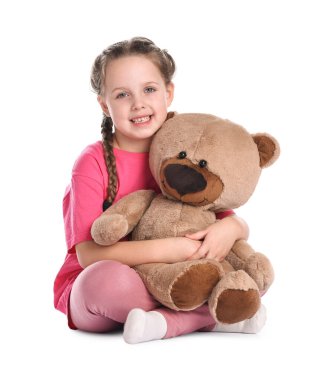 Beyaz arka planda oyuncak ayısı olan sevimli küçük bir kız.