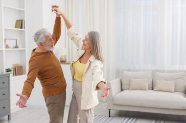 Mutlu son sınıf çifti evde dans ediyor. Metin için boşluk