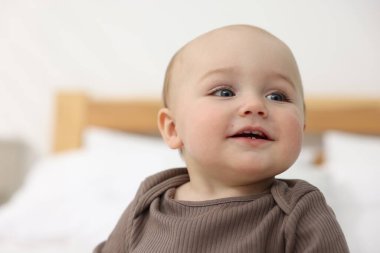 Evde küçük şirin bir bebek, mesaj için yer var.