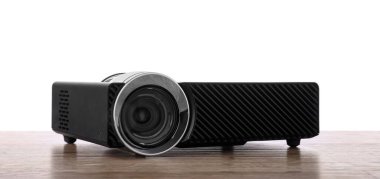 Beyaz arkaplana karşı ahşap tabloda modern video projektörü