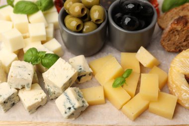 Farklı peynir, zeytin ve fesleğen çeşitleri.