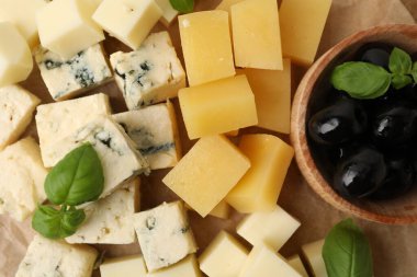 Farklı peynir, zeytin ve fesleğen çeşitleri.