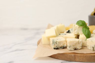 Açık mermer masada değişik peynir ve fesleğen çeşitleri olan servis masası, yakın çekim. Metin için boşluk