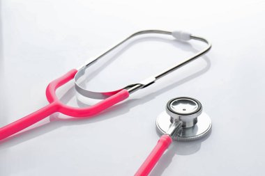 Beyaz arka planda bir steteskop, yakın plan. Tıbbi araç